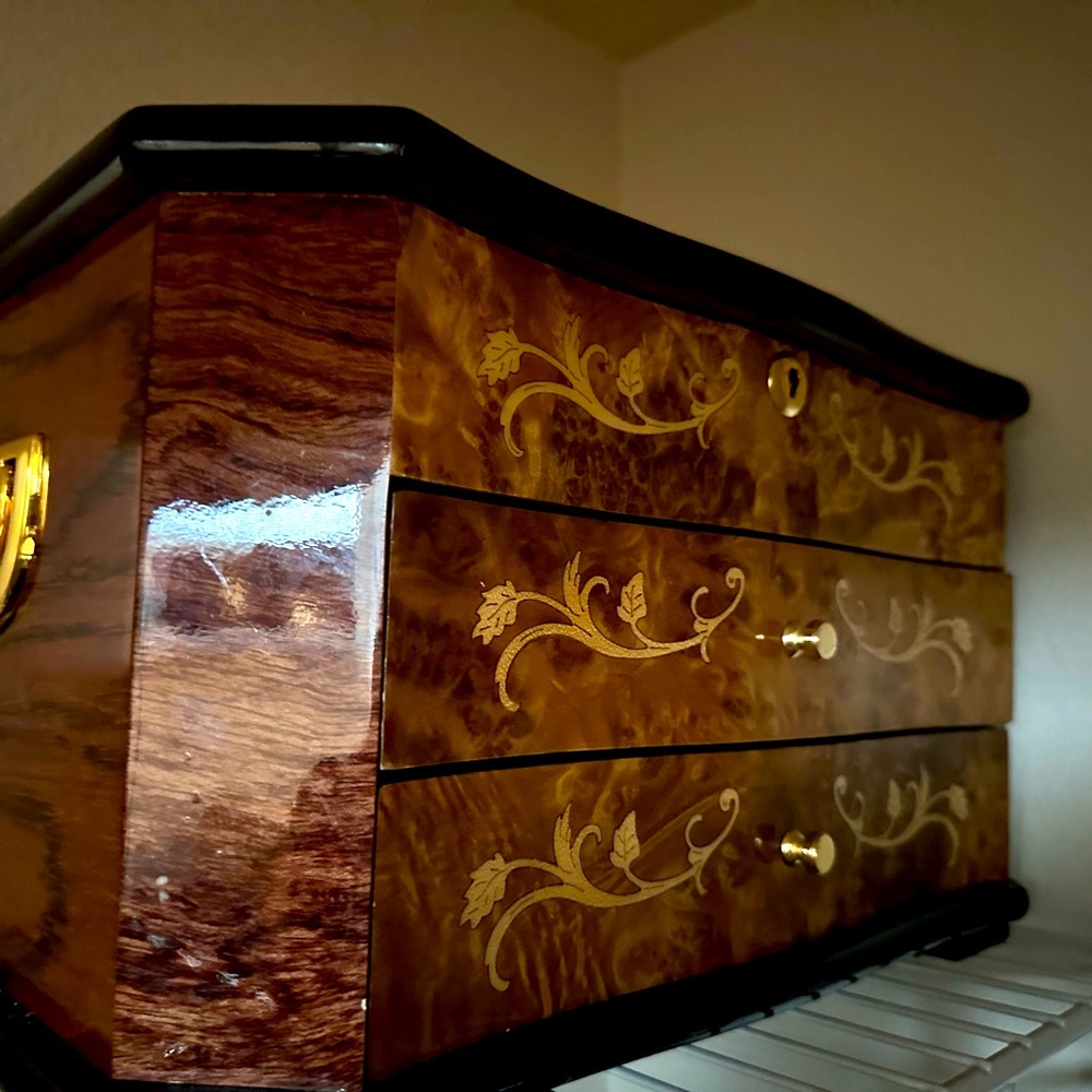 Small jewelry box.